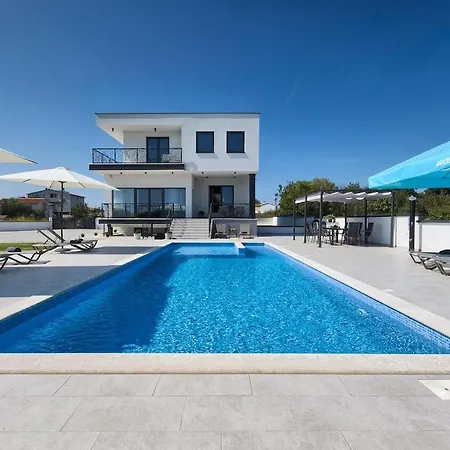 Enigma Bd 6 With Pool ,parking, Bbq, Replax アパート