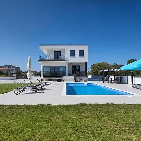Enigma Bd 6 With Pool ,parking, Bbq, Replax