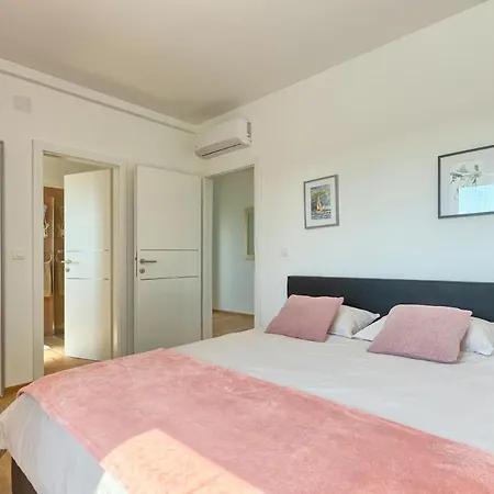 Enigma Bd 6 With Pool ,parking, Bbq, Replax * プーラ