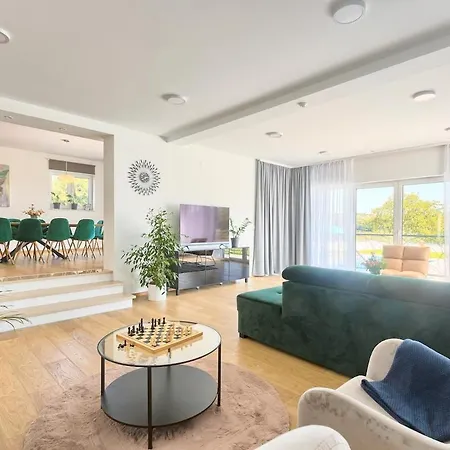 Enigma Bd 6 With Pool ,parking, Bbq, Replax プーラ