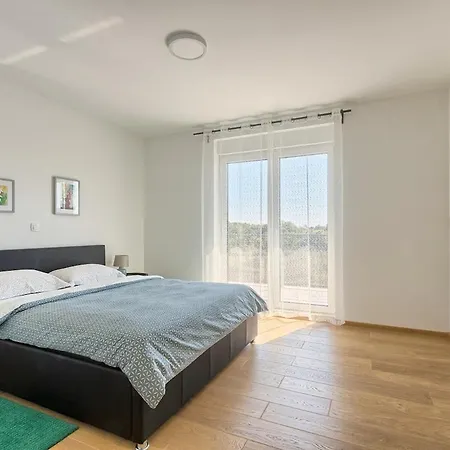 Enigma Bd 6 With Pool ,parking, Bbq, Replax プーラ