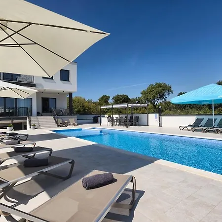 Enigma Bd 6 With Pool ,parking, Bbq, Replax