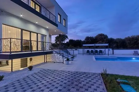 Enigma Bd 6 With Pool ,parking, Bbq, Replax プーラ