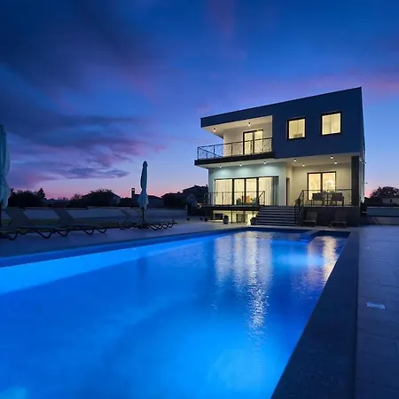 Enigma Bd 6 With Pool ,parking, Bbq, Replax