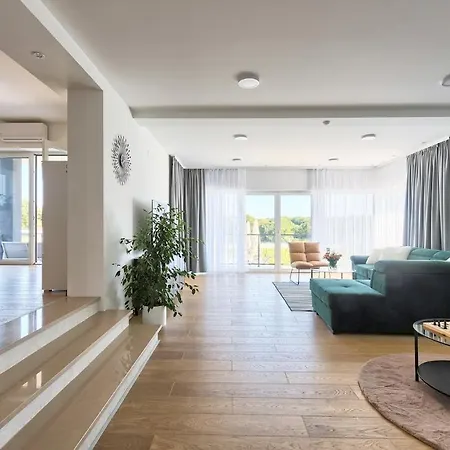 Enigma Bd 6 With Pool ,parking, Bbq, Replax