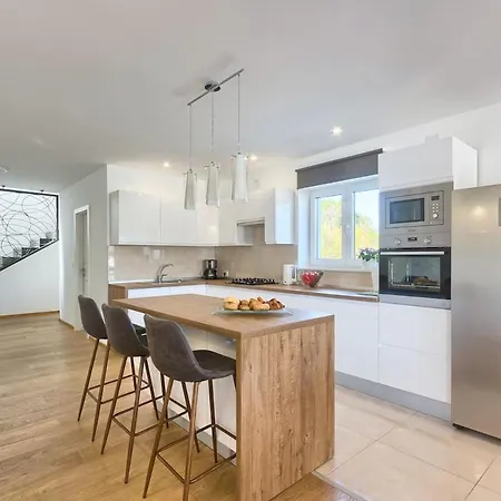 Enigma Bd 6 With Pool ,parking, Bbq, Replax Póla