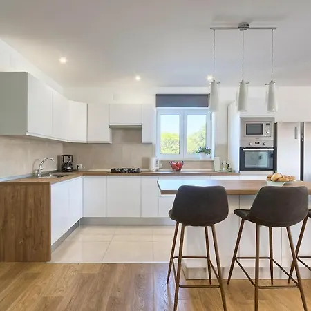 Enigma Bd 6 With Pool ,parking, Bbq, Replax Póla