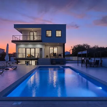 Enigma Bd 6 With Pool ,parking, Bbq, Replax アパート プーラ